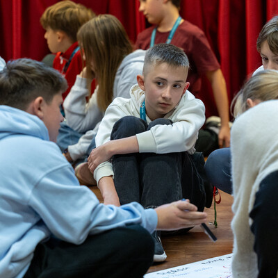 Zdjęcia przedstawiają inaugurację XXXV edycji Ekonomicznego Uniwersytetu Dziecięcego w Katowicach, w której uczestniczyło prawie 150 młodych studentów. Fotografie dokumentują uroczyste rozpoczęcie programu oraz pierwsze zajęcia ekonomiczne dla dzieci. 