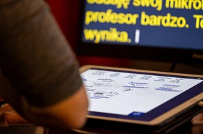 tablet z notatkami wizualnymi
