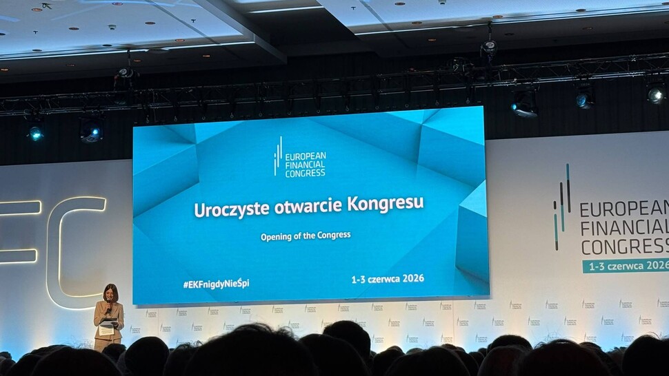 Zdjęcie zrobione podczas uroczystego otwarcia wydarzenia 