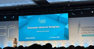 Zdjęcie zrobione podczas uroczystego otwarcia wydarzenia 