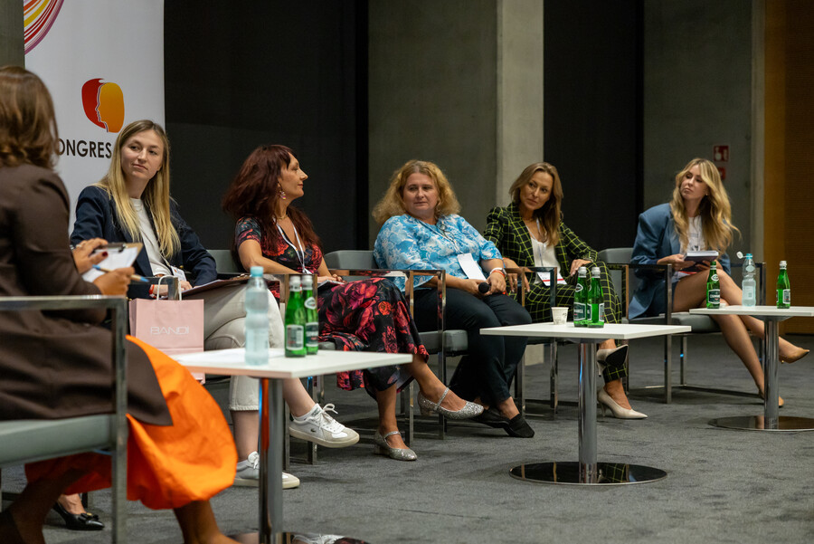 Zdjęcie grupowe uczestniczek panelu dyskusyjnego podczas Kongresu Kobiet. 