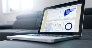 Obrazek przedstawia laptop z wyświetlonymi danymi.