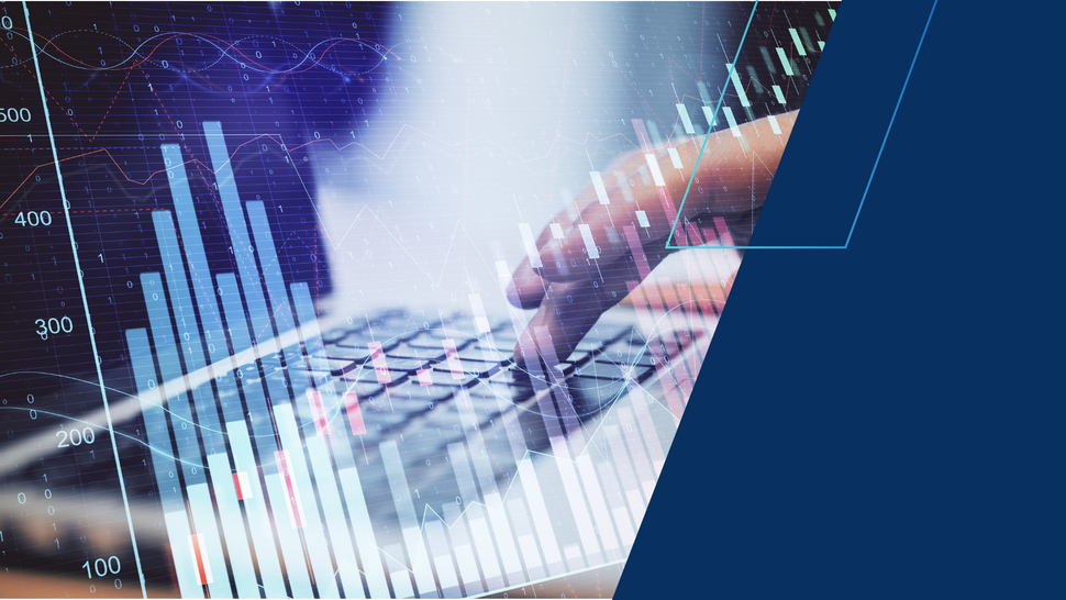 Zbliżenie na dłonie osoby piszącej na klawiaturze laptopa, z nałożonymi wizualizacjami danych: wykresami słupkowymi, liniowymi oraz świecowymi, symbolizującymi analizę finansową i przetwarzanie danych; po prawej stronie niebieskie elementy graficzne.
