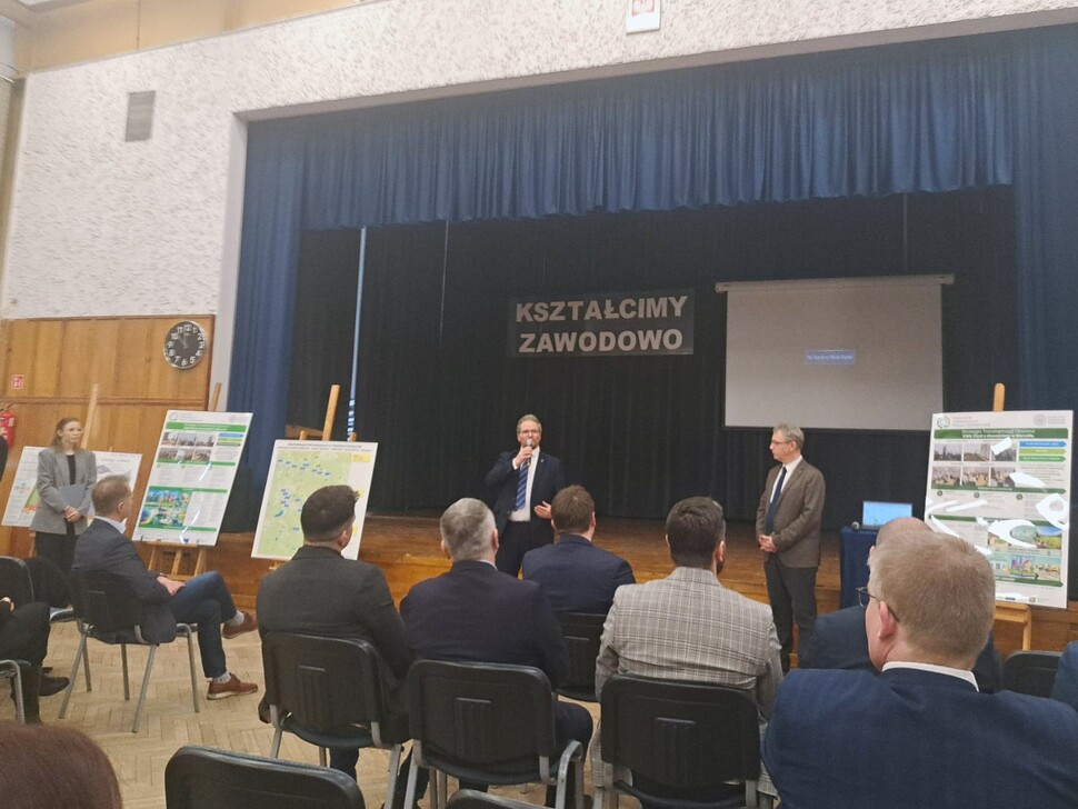 Burmistrz Bierunia Pan Sebastian Macioł wraz z profesorem Adamem Drobniakiem podczas seminarium