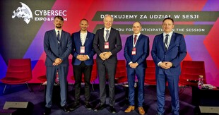 zdjęcie prelegentów panelu Michała Szczerbowskiego