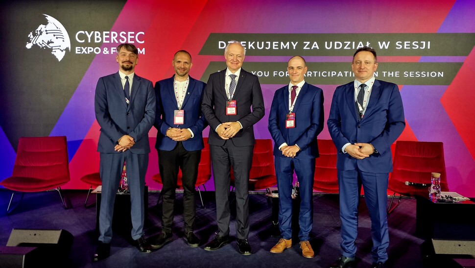 zdjęcie prelegentów panelu Michała Szczerbowskiego