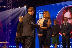 Prorektor prof. Nowak wręczający nagrodę prof. Ziembie
