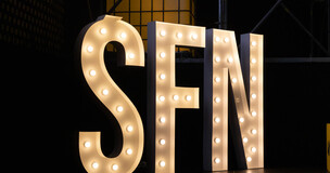 duże święcące litery "ŚFN"