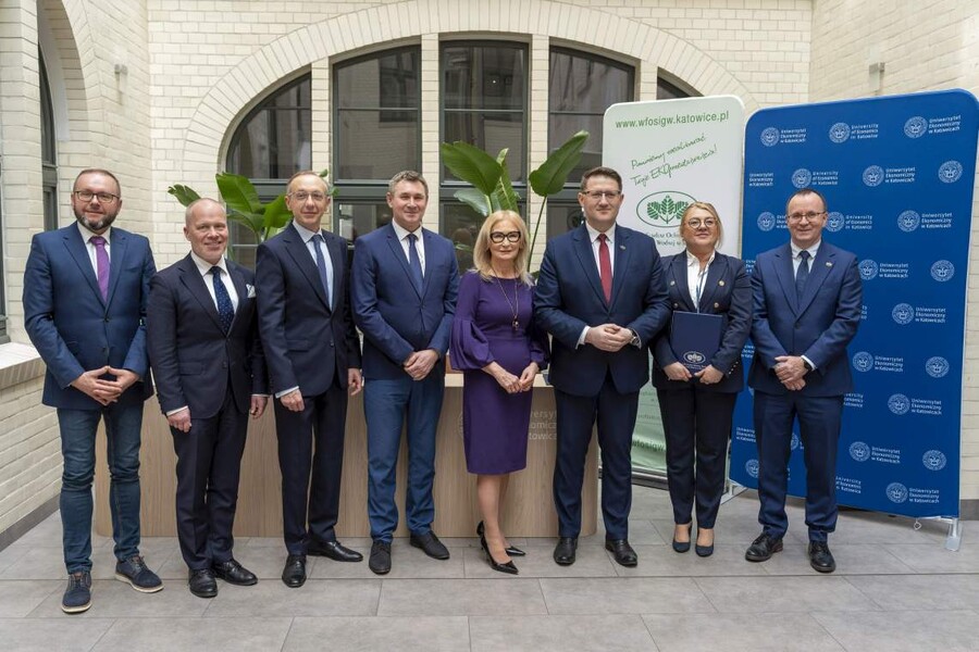 zdjęcie wykonane podczas podpisania