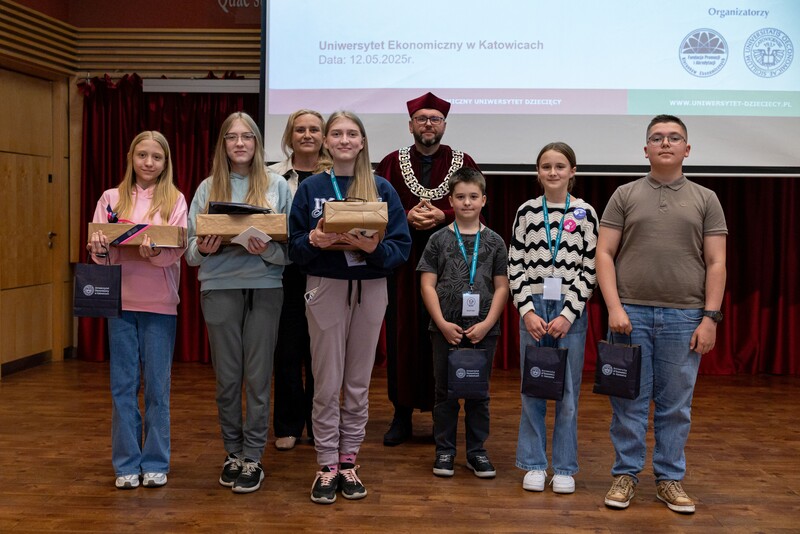 zdjęcie grupowe laureatów edycji; za nimi stoi Katarzyna Franke oraz Prorektor prof. Wolny