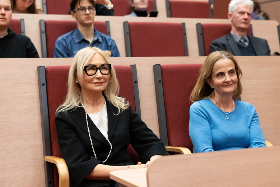 JM Rektor siedząca na Auli i słuchająca wykładu