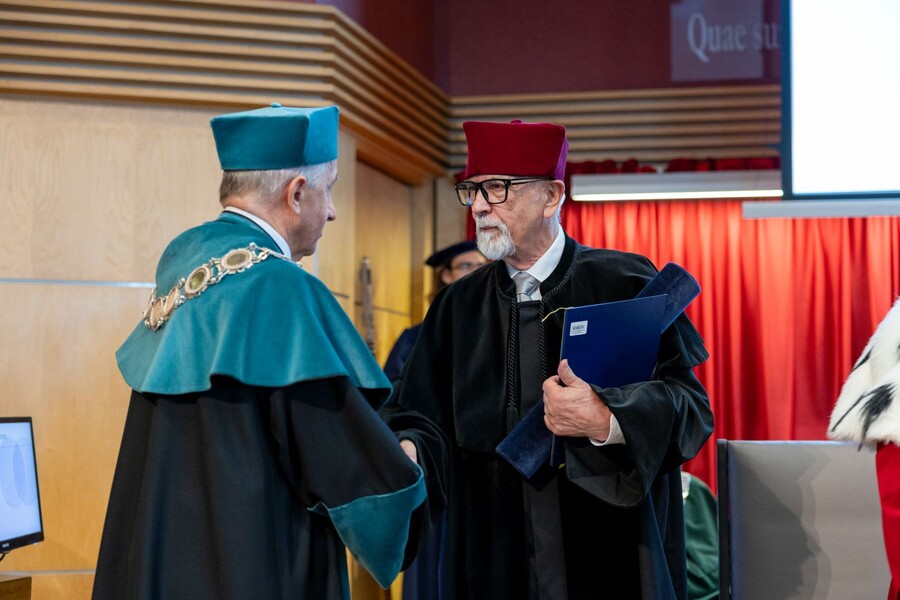 Dziekan wręczający dyplom Profesorowi