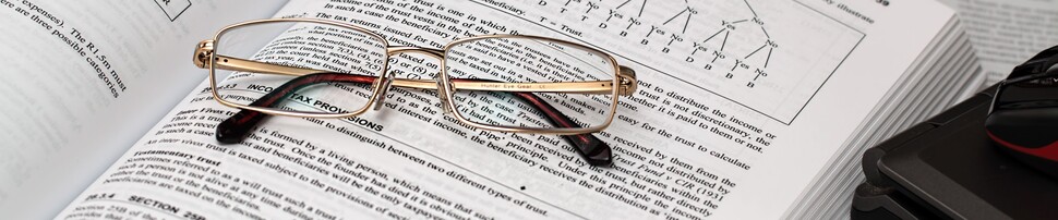 Obrazek przedstawia okulary położone na książce