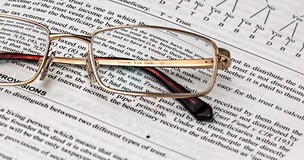 Obrazek przedstawia okulary położone na książce
