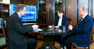 dr Gałuszka podczas rozmowy w siedzibie