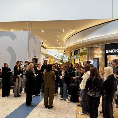 Studenci w galerii handlowej