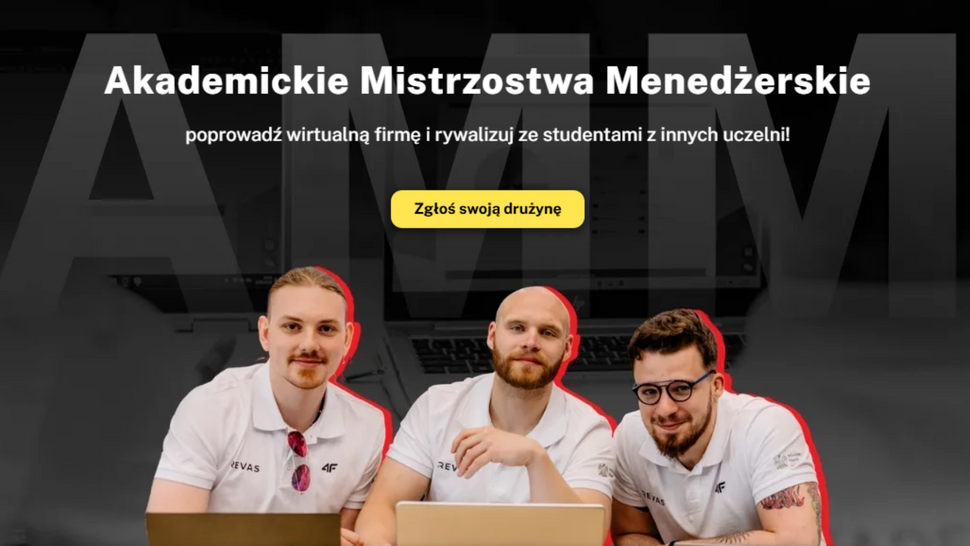 Baner promujący Akademickie Mistrzostwa Menedżerskie. Na górze widoczny jest napis zachęcający do prowadzenia wirtualnej firmy i rywalizacji ze studentami z innych uczelni oraz przycisk „Zgłoś swoją drużynę”. Na dole znajdują się trzy młode osoby w białych koszulkach siedzące przy laptopie i patrzące w stronę odbiorcy.