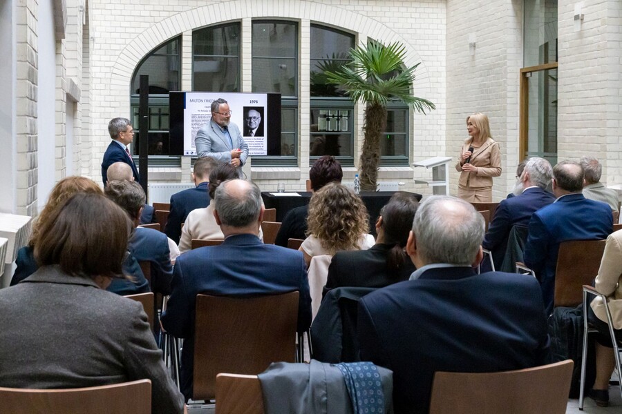 JM Rektor prof. Celina Olszak oraz prof. dr hab. Eugeniusz Gatnar przed publicznością