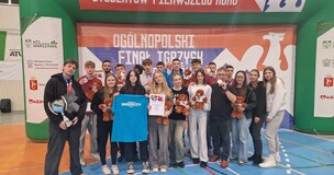 zdjęcie grupowe koszykarzy i koszykarek