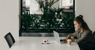 zamyślona osoba przy laptopie