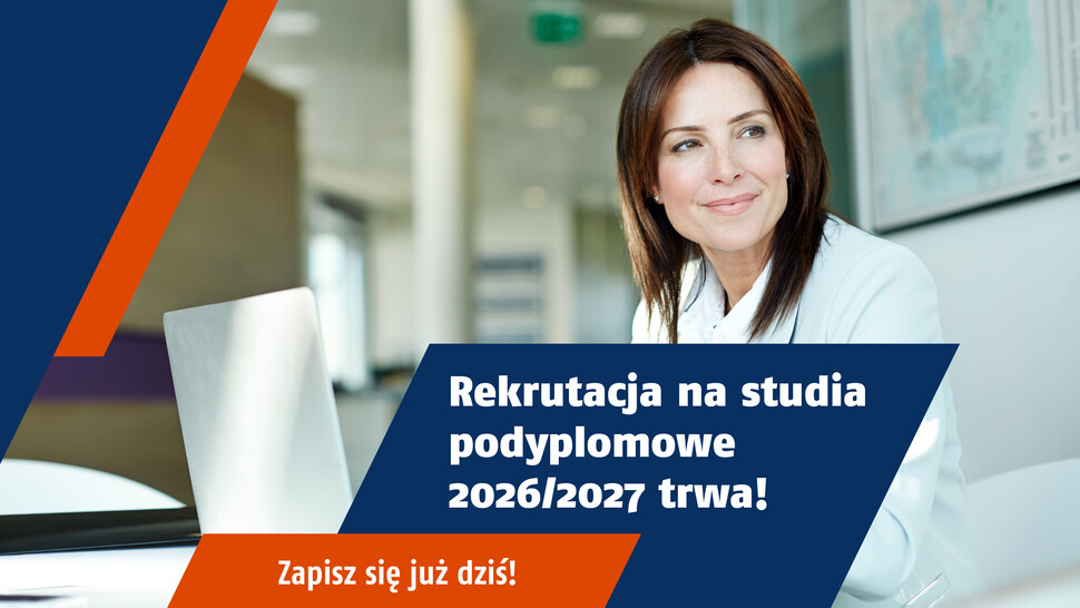 Grafika promująca rekrutację na studia podyplomowe na rok 2026/2027. Na zdjęciu widoczna jest uśmiechnięta kobieta siedząca przy laptopie w nowoczesnym biurze lub placówce medycznej. Po prawej stronie znajduje się granatowy panel z białym napisem: „Rekrutacja na studia podyplomowe 2026/2027 trwa!”. Na dole, na pomarańczowym tle, umieszczono hasło: „Zapisz się już dziś!”. Grafika utrzymana jest w granatowo-pomarańczowej kolorystyce.