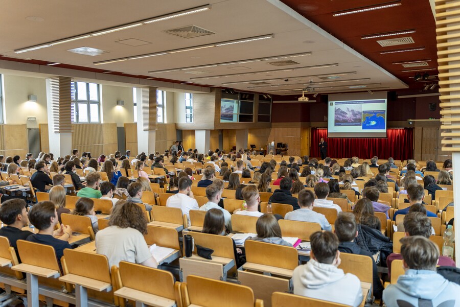 studenci na auli, w tle Krzysztof Pietraszkiewicz