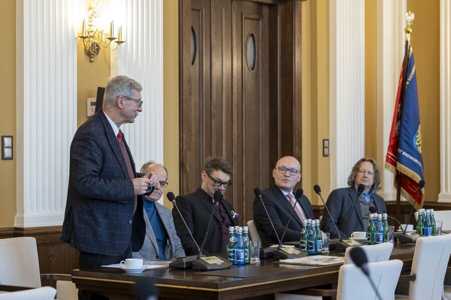 zdjęcie wykonane podczas spotkania, przedstawia jego uczestników