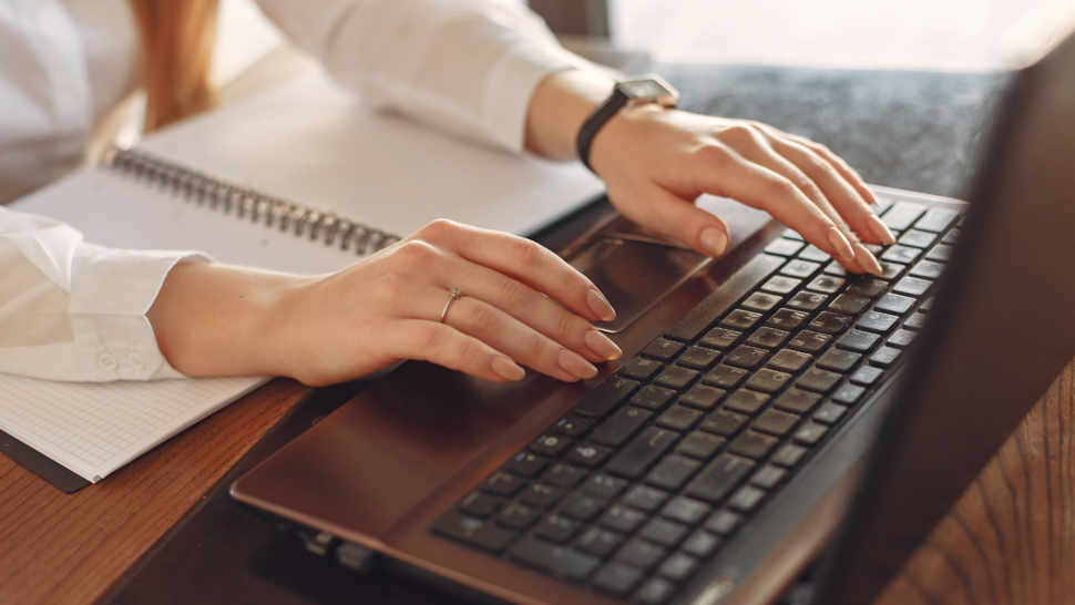 kobiece dłonie na klawiaturze laptopa