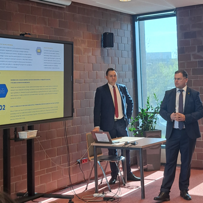 dwójka prelegentów podczas prezentqacji