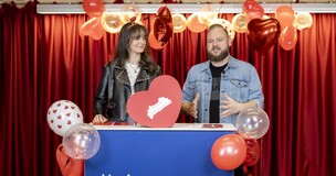 prowadzący LIVE'a podczas transmisji