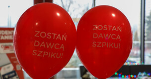 dwa balony z napisem "Zostań dawcą szpiku!"