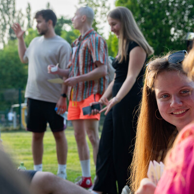 Zdjęcie studentów podczas pikniku w parku 