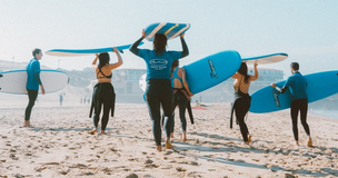 Obrazek przedstawia studentów na wakacjach