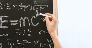 Dodatkowe zajęcia uzupełniające z matematyki dla studentów I roku - przygotuj się do sesji z UE w Katowicach - tablica z kredą, wzory matematyczne