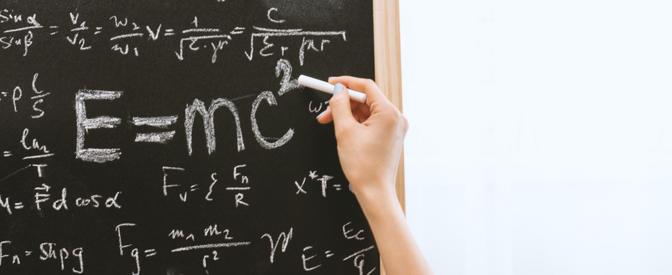 Dodatkowe zajęcia uzupełniające z matematyki dla studentów I roku - przygotuj się do sesji z UE w Katowicach - tablica z kredą, wzory matematyczne