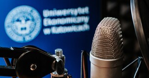 grafika ozdobna: mikrofon w studiu AS Radia, w tle święcące logo UE Katowice