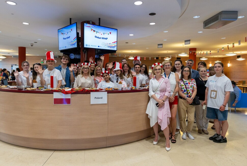 zdjęcie grupowe Polski z Global Village