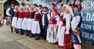 Grupa tancerzy zespołu "Silesianie" w odświętnych śląskich strojach. 