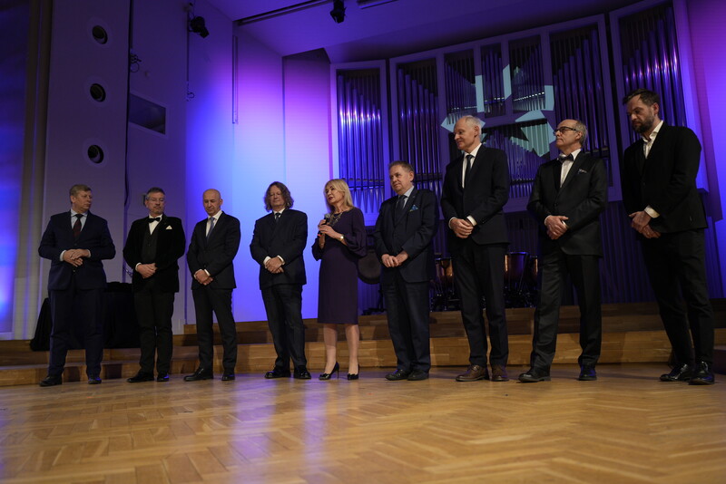 przedstawiciele władz oraz uczelni na scenie