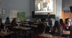 zdjęcie klasy, prelegenta oraz rzutnika z prezentacją