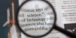 lupa zbliżająca napisy "science" oraz "technology"