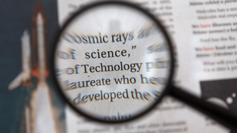 lupa zbliżająca napisy "science" oraz "technology"