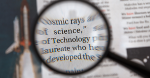 lupa zbliżająca napisy "science" oraz "technology"