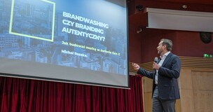 prelegent wskazujący na swoją prezentację