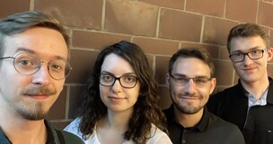 Grupa czterech studentów i absolwentów Uczelni