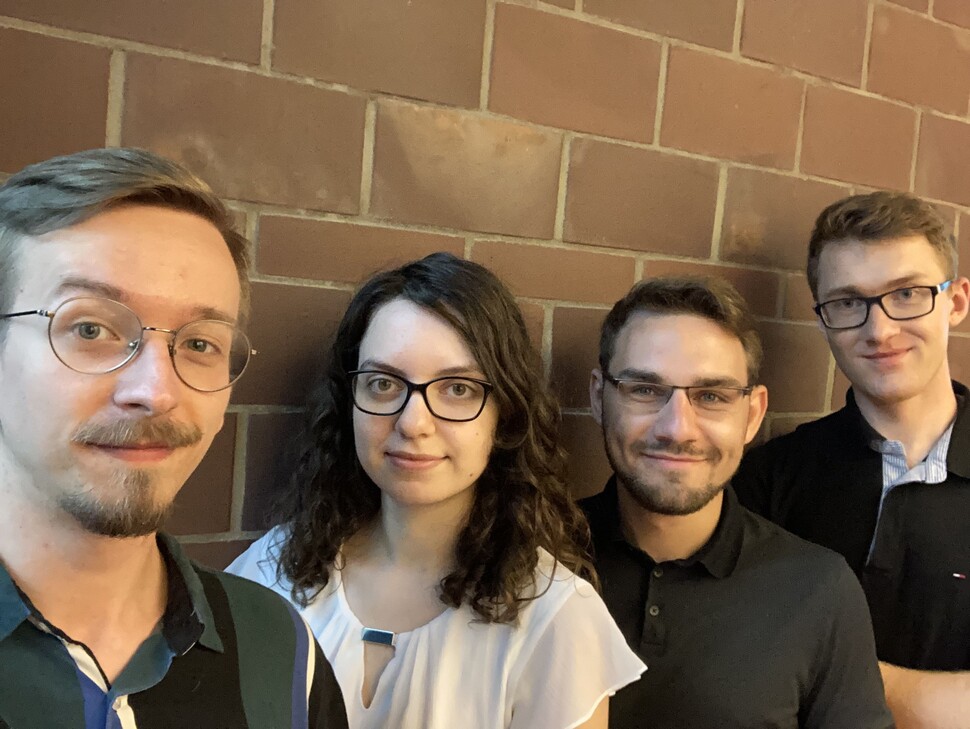 Grupa czterech studentów i absolwentów Uczelni