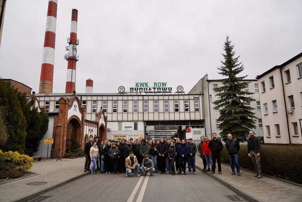 Zdjęcie grupowe na tle zakładu przemysłowego