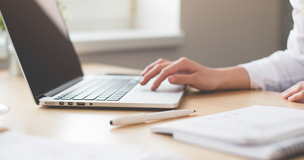 Publikacja pracowników Katedry Rachunkowości w czasopiśmie Sustainability - laptop foto