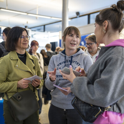 dr Majorek-Gdula i dr Dubiel przy stoisku, w trakcie rozmowy ze studentami.