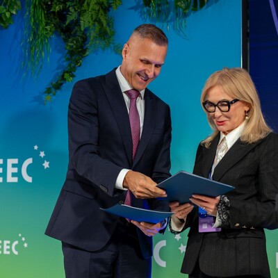 zdjęcie zrobione podczas podpisywania listu intencyjnego